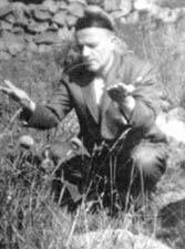 Hocas� Seyyid Abd�lhak�m Arvasi hazretlerinin Ankara Ba�lum'daki kabri ba��nda dua ederken